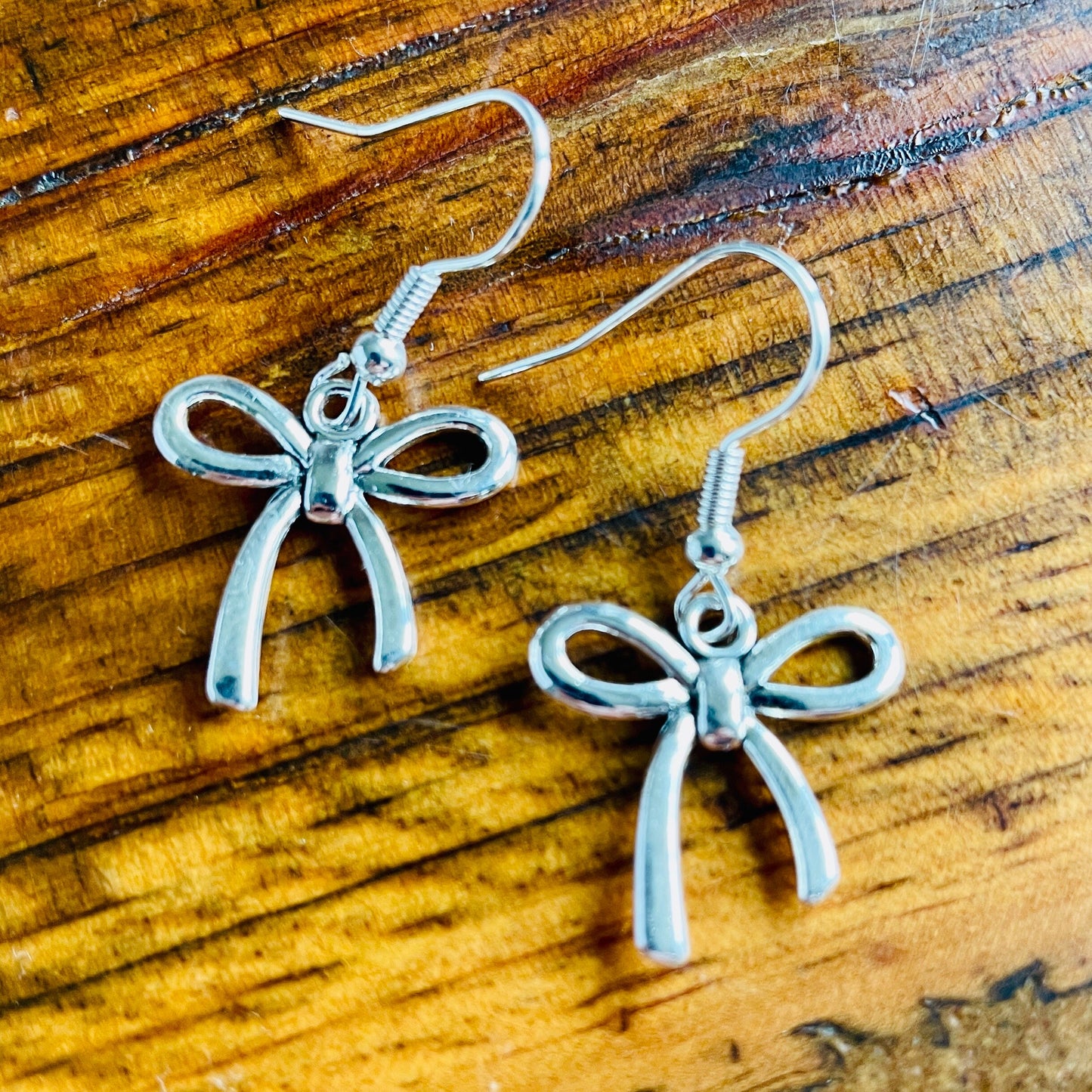 Bow shaped charm pierced earrings